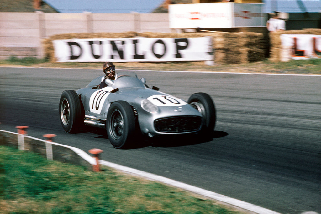 Fangios Mercedes W196 Race Weathered im Maßstab 1:8