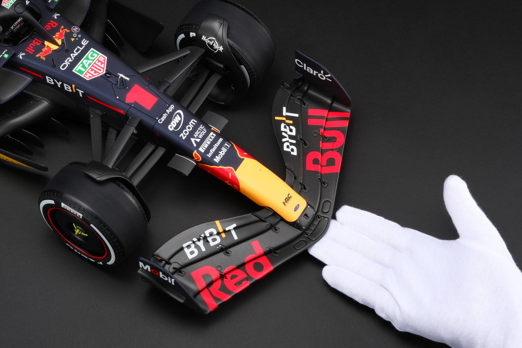 Sumérgete en los detalles del coche dominante de Oracle Red Bull Racing a escala 1:8