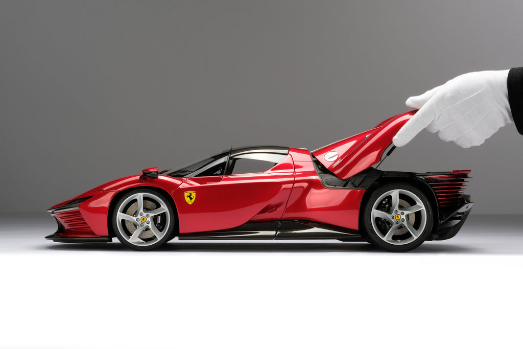 Tauchen Sie ein in die Details des Ferrari Daytona SP3 im Maßstab 1:8