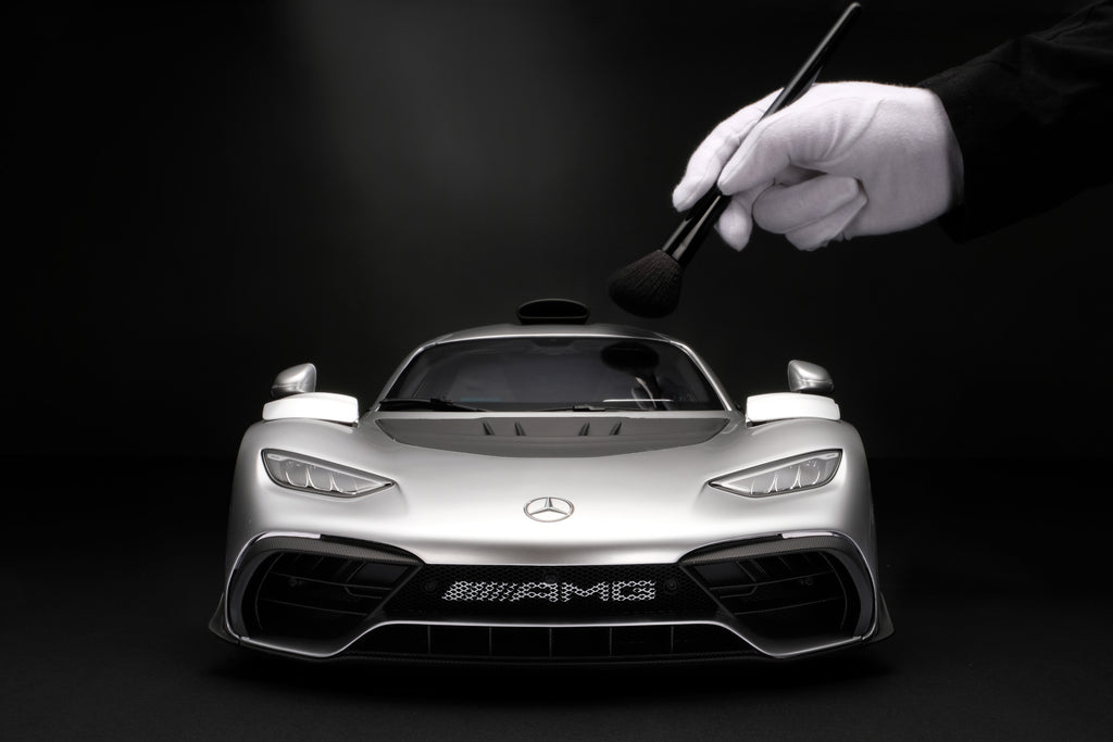Mercedes-AMG ONE の詳細を 1:8 および 1:18 スケールでご覧ください。