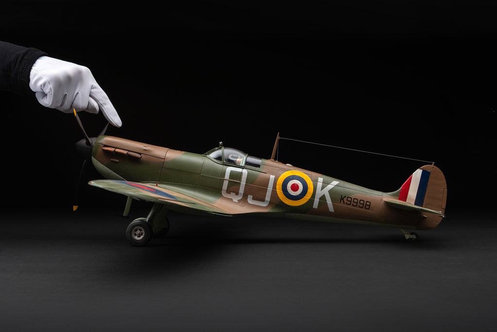 El Spitfire K9998 «QK-J» regresa a escala 1:16 para su 90.º Aniversario