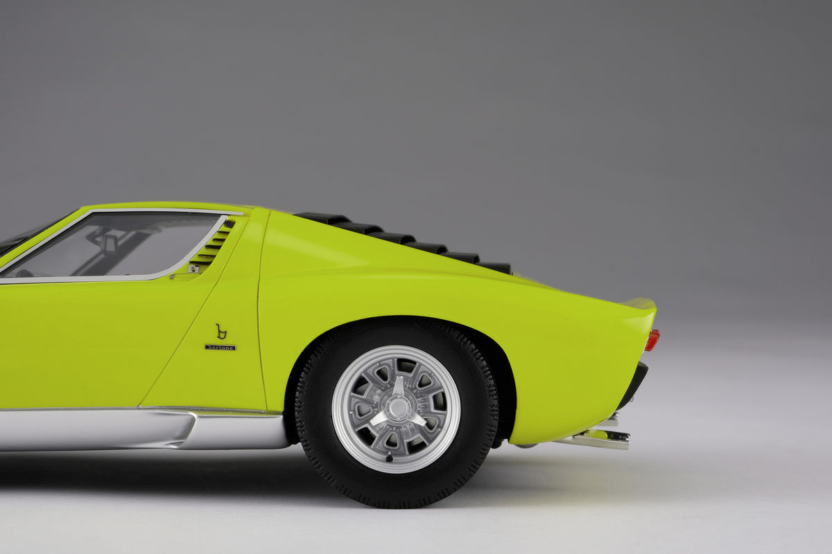 Lamborghini Miura P400 SV Edition in Verde Miura (Green) at 1:18 scale by Amalgam Collection