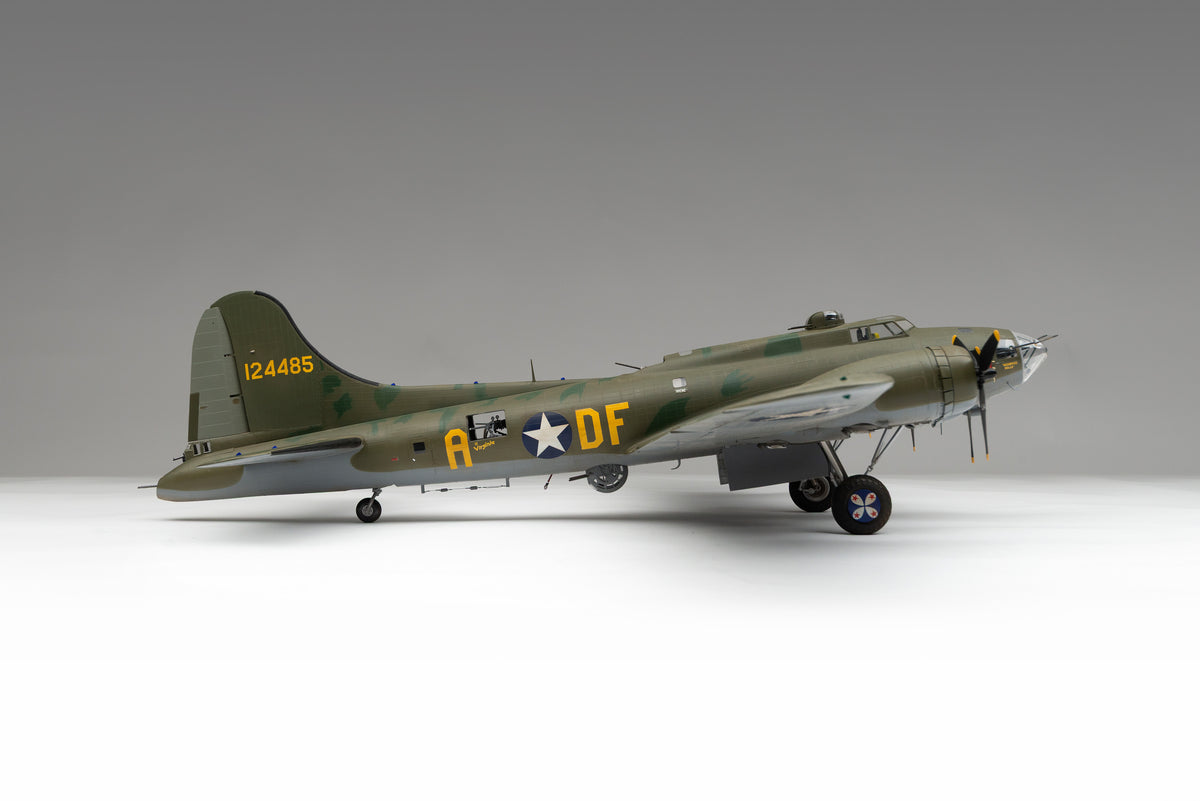 B-17F Flying Fortress - 'Memphis Belle' at 1:32 scale by Amalgam Collection