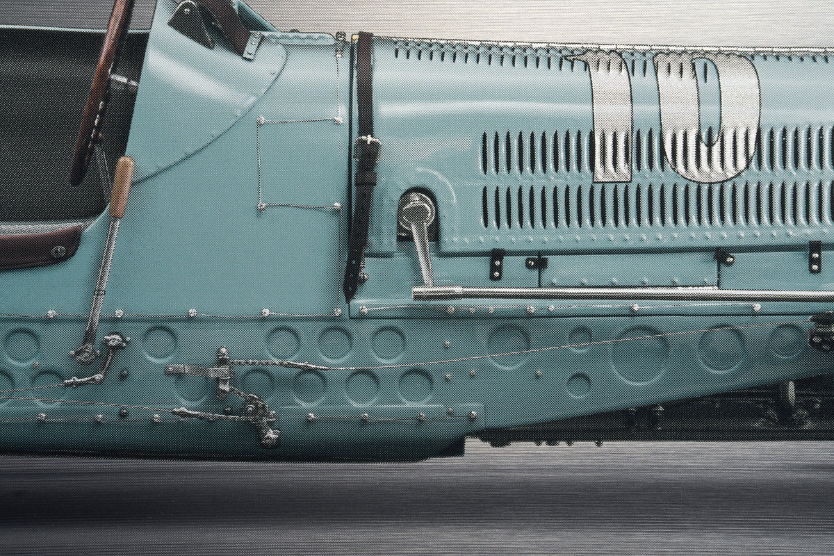 BUGATTI Type 59 - Estampe à demi-teintes sur support plat, 85 cm - Vue de profil