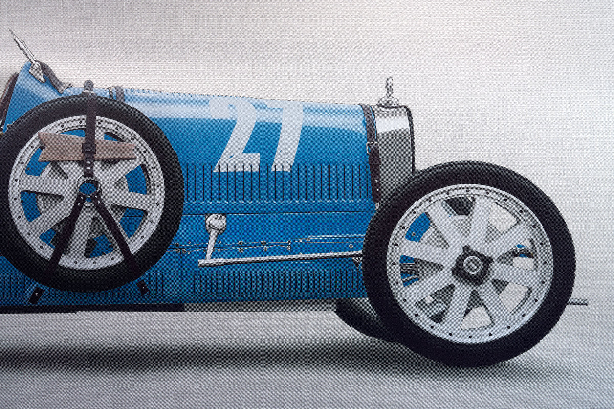 BUGATTI Type 35 - Estampe à demi-teintes sur support plat, 85 cm - Vue de profil