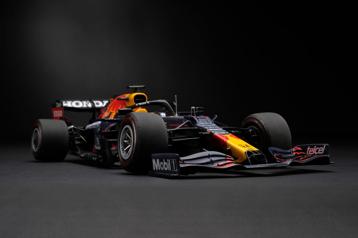 Red Bull Racing Honda RB16B - Vainqueur du Grand Prix d'Abu Dhabi 2021 - Max Verstappen - Échelle 1:18