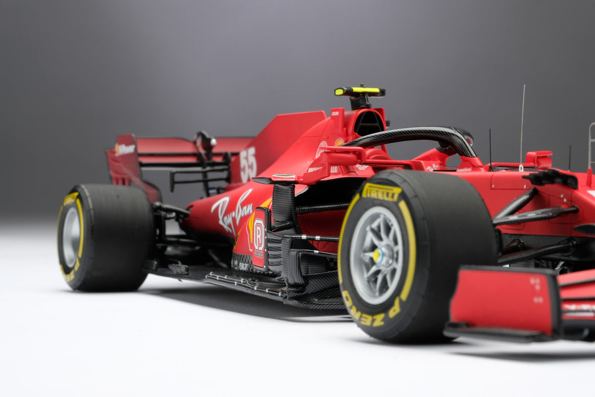 Ferrari SF21 - Livrée de la saison 2021 - Carlos Sainz - Échelle 1:18