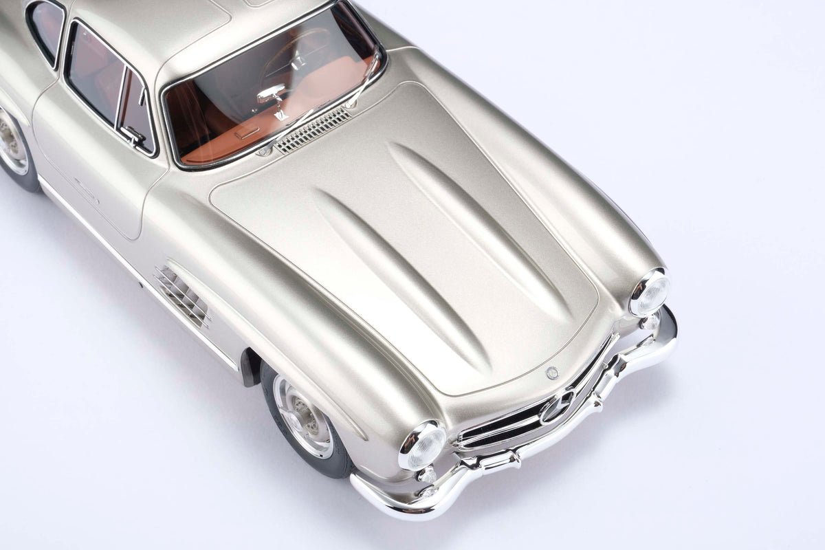 Mercedes-Benz 300 SL « Ailes de mouette » - Gris argenté métallisé - Échelle 1:18