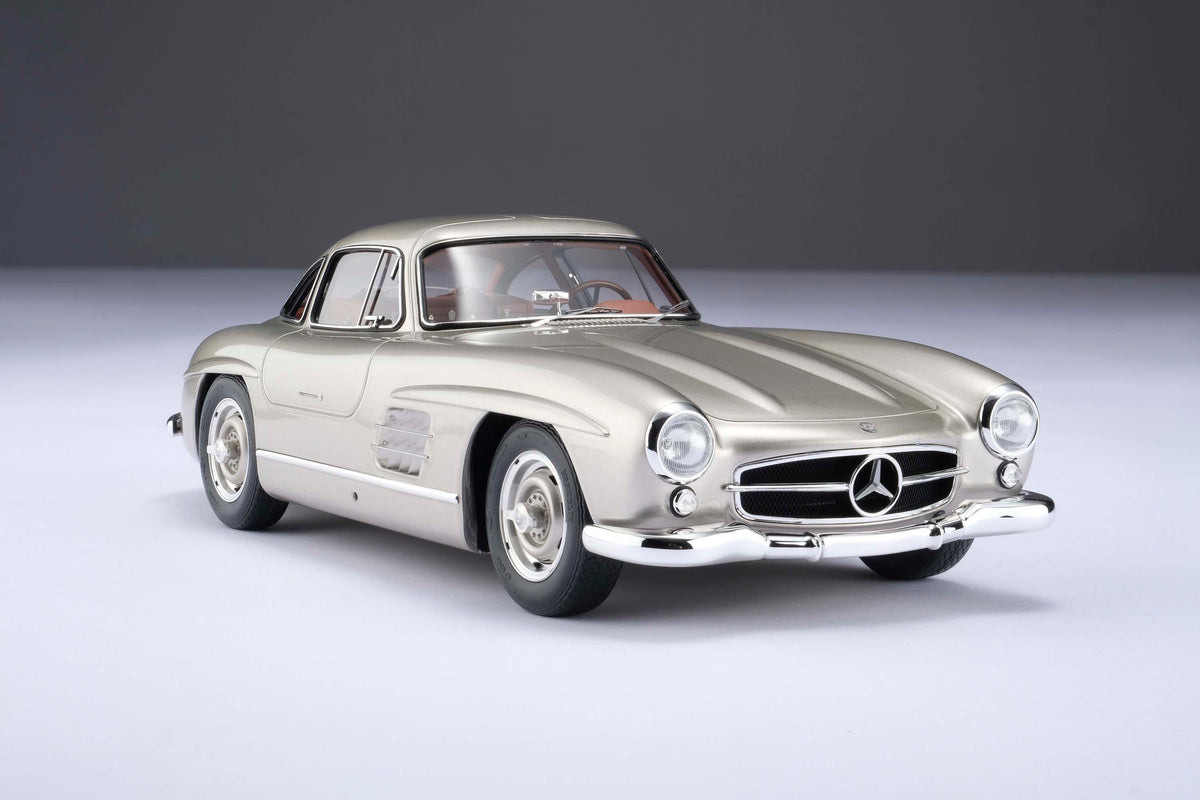 Mercedes-Benz 300 SL « Ailes de mouette » - Gris argenté métallisé - Échelle 1:18