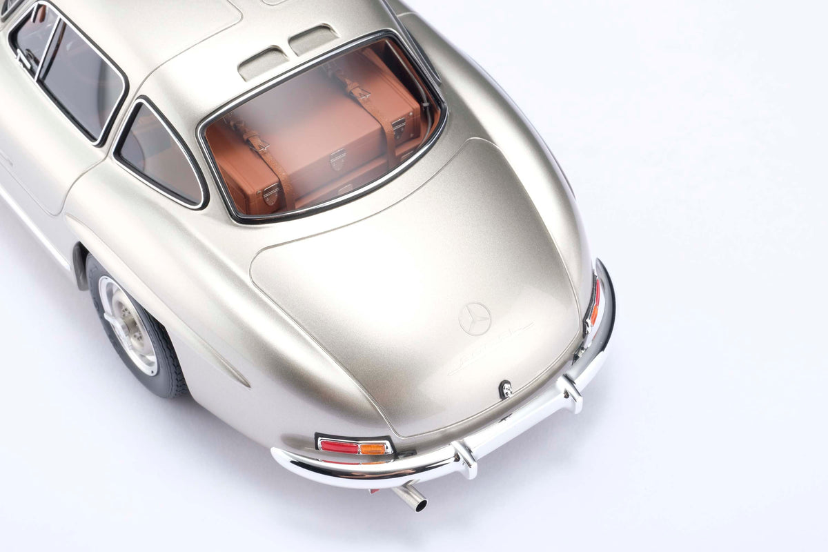 Mercedes-Benz 300 SL « Ailes de mouette » - Gris argenté métallisé - Échelle 1:18