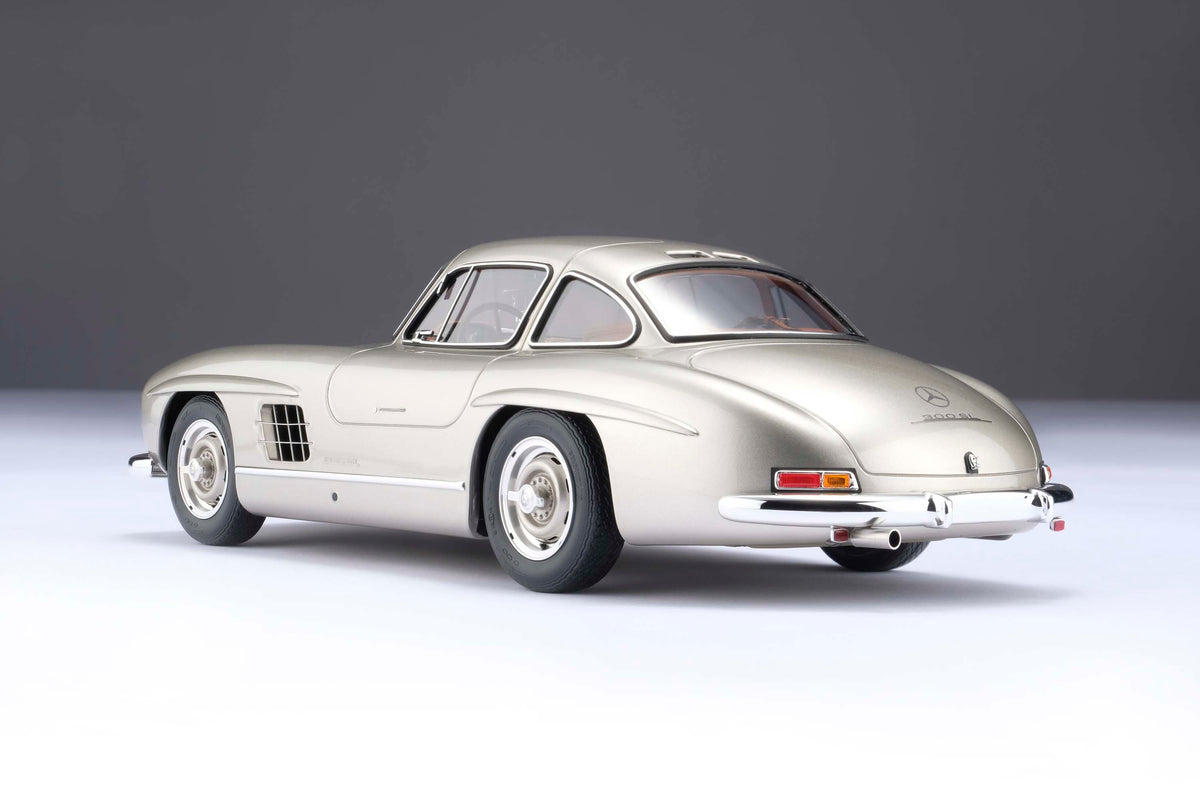 Mercedes-Benz 300 SL « Ailes de mouette » - Gris argenté métallisé - Échelle 1:18