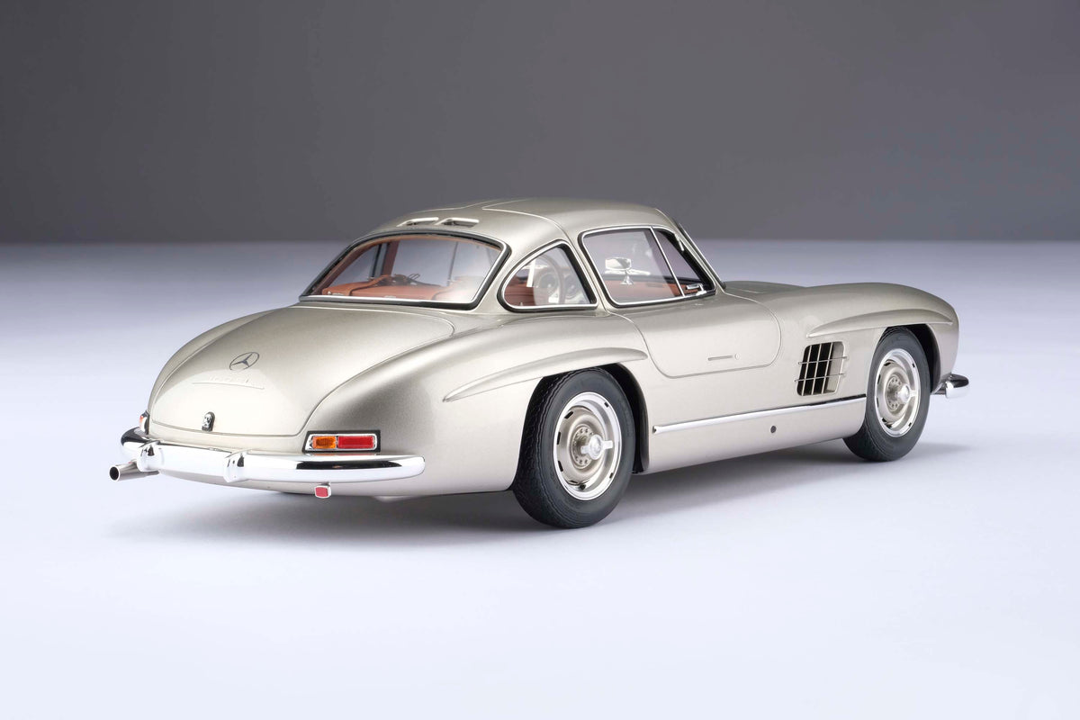 Mercedes-Benz 300 SL « Ailes de mouette » - Gris argenté métallisé - Échelle 1:18