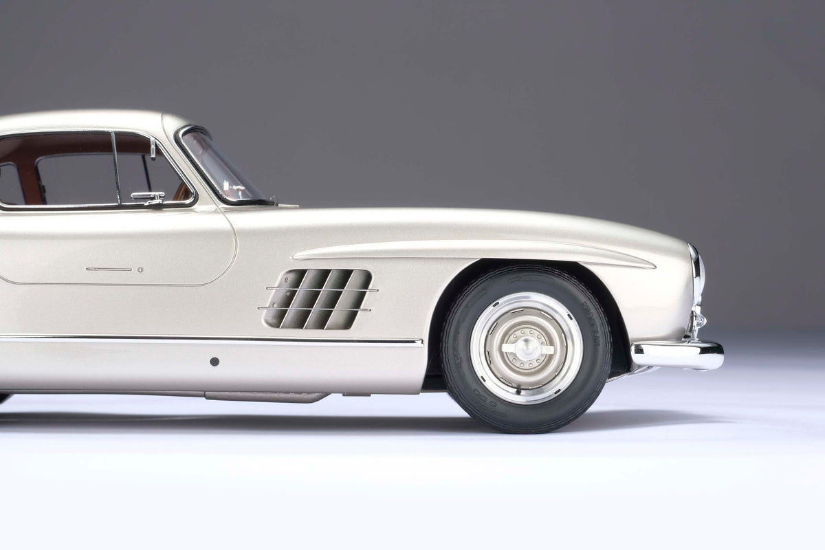 Mercedes-Benz 300 SL « Ailes de mouette » - Gris argenté métallisé - Échelle 1:18
