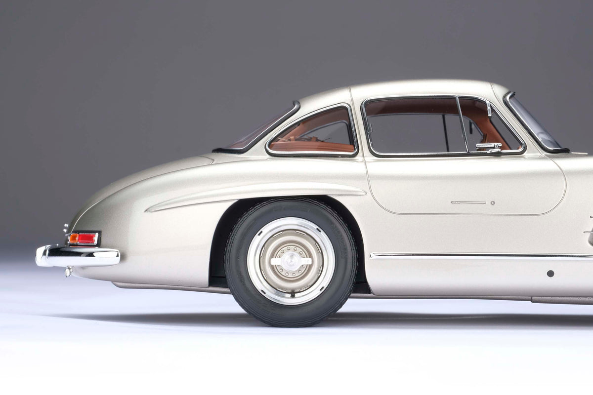 Mercedes-Benz 300 SL « Ailes de mouette » - Gris argenté métallisé - Échelle 1:18