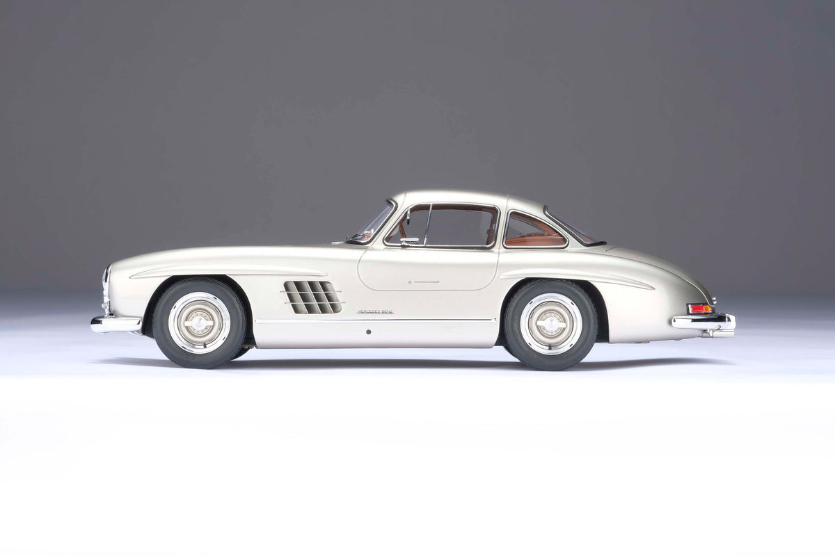 Mercedes-Benz 300 SL « Ailes de mouette » - Gris argenté métallisé - Échelle 1:18
