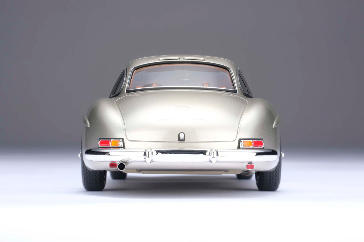 Mercedes-Benz 300 SL « Ailes de mouette » - Gris argenté métallisé - Échelle 1:18