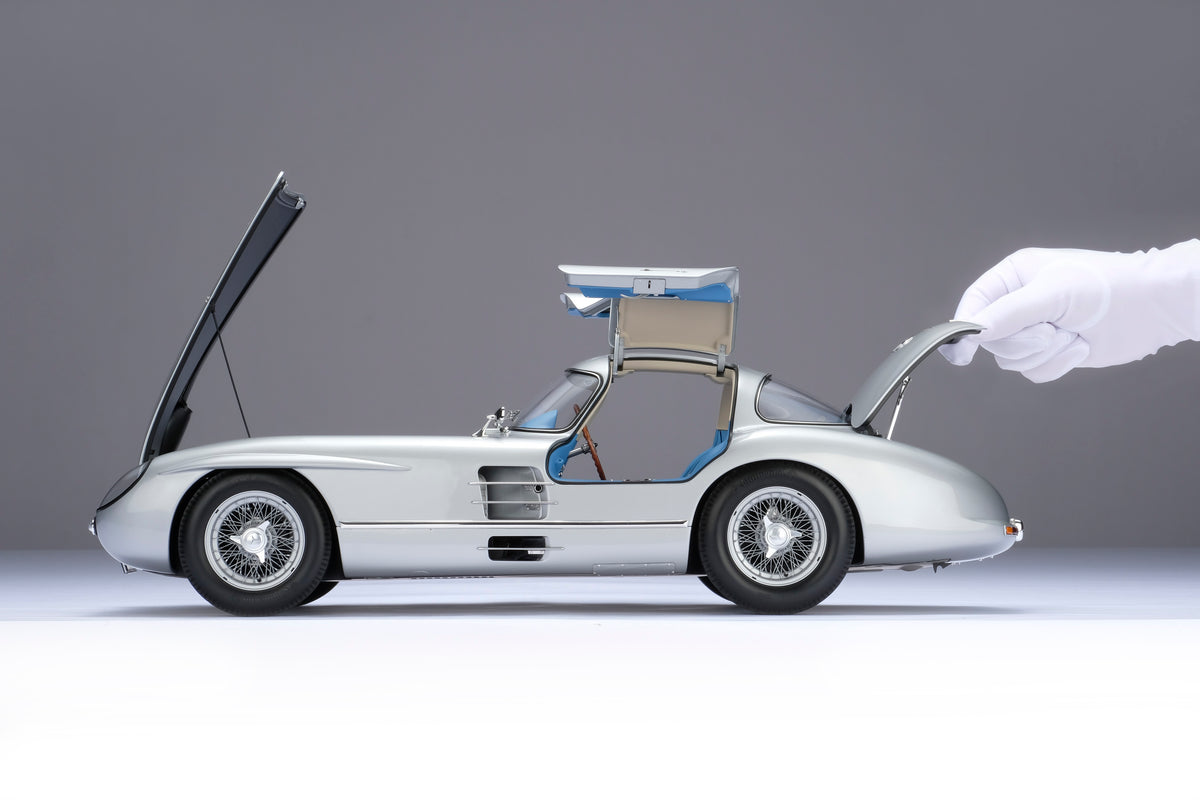 Mercedes-Benz 300 SLR Uhlenhaut Coupe (1955) - Gris argent métallisé - Échelle 1/8