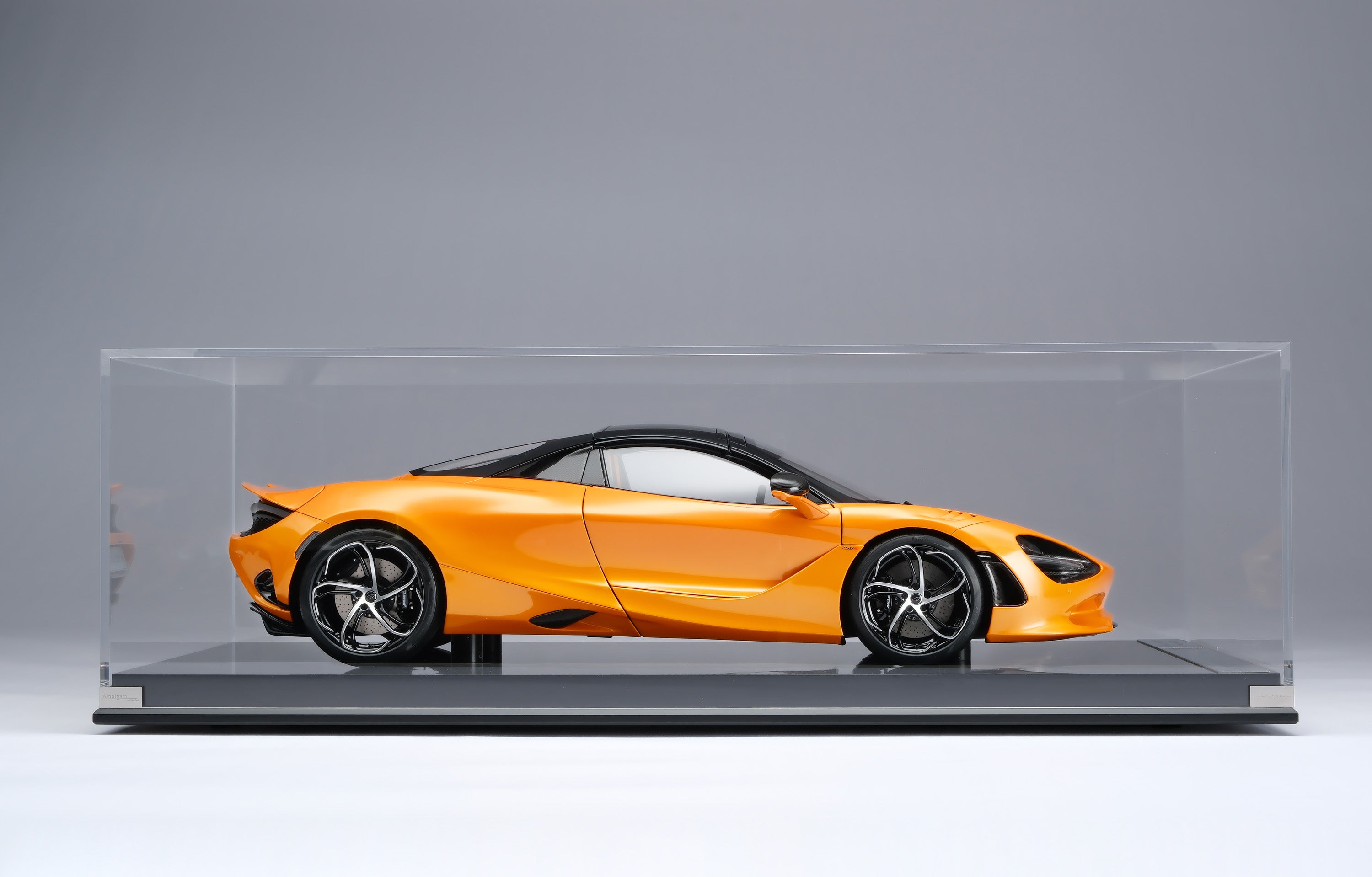 ミニカー McLaren MP4/12 + サスペンションスプリング ミニカー McLaren MP4/12 + サスペンションスプリング