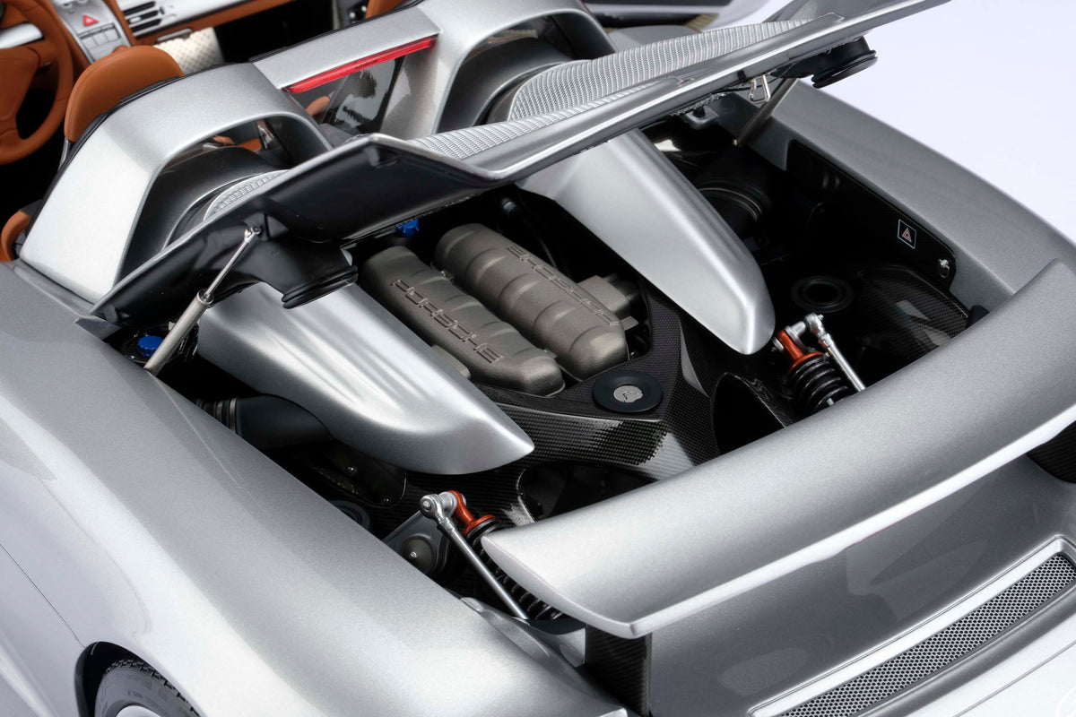 Porsche Carrera GT (2003) - GT Silver Metallic - 1:8 scale