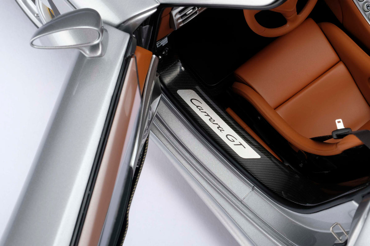Porsche Carrera GT (2003) - GT Silver Metallic - 1:8 scale