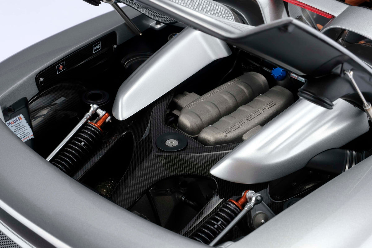 Porsche Carrera GT (2003) - GT Silver Metallic - 1:8 scale