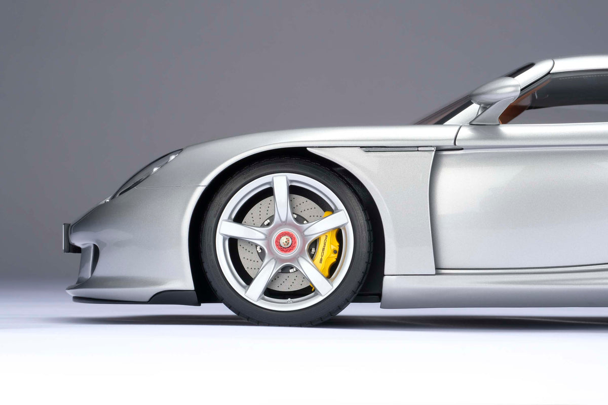 Porsche Carrera GT (2003) - GT Silver Metallic - 1:8 scale