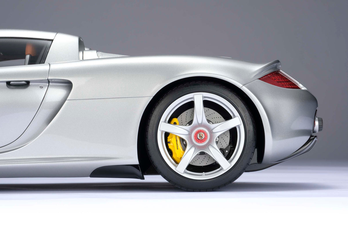 Porsche Carrera GT (2003) - GT Silver Metallic - 1:8 scale