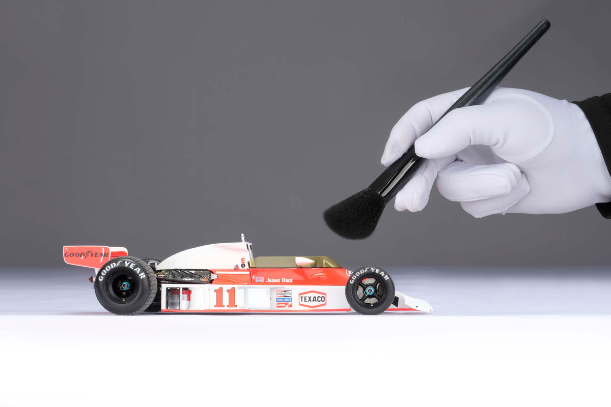 Hunt v Lauda - Ferrari 312 T2 & McLaren M23D - 1976 Japanese Grand Prix - 1:18 scale models