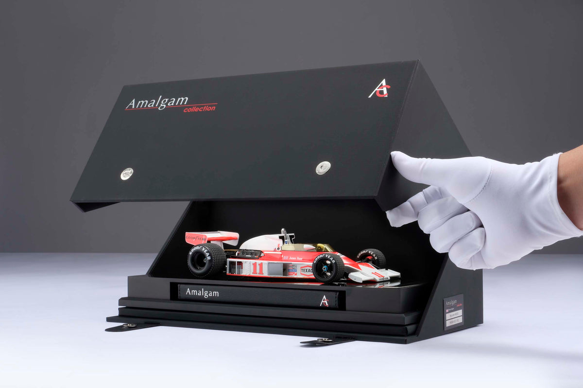 Hunt v Lauda - Ferrari 312 T2 & McLaren M23D - 1976 Japanese Grand Prix - 1:18 scale models