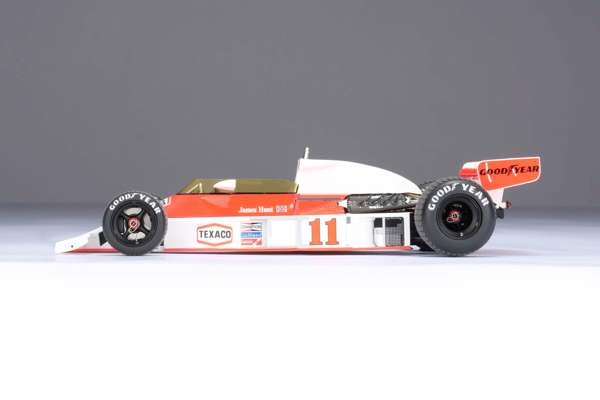 Hunt v Lauda - Ferrari 312 T2 & McLaren M23D - 1976 Japanese Grand Prix - 1:18 scale models