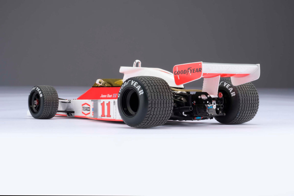 Hunt v Lauda - Ferrari 312 T2 & McLaren M23D - 1976 Japanese Grand Prix - 1:18 scale models