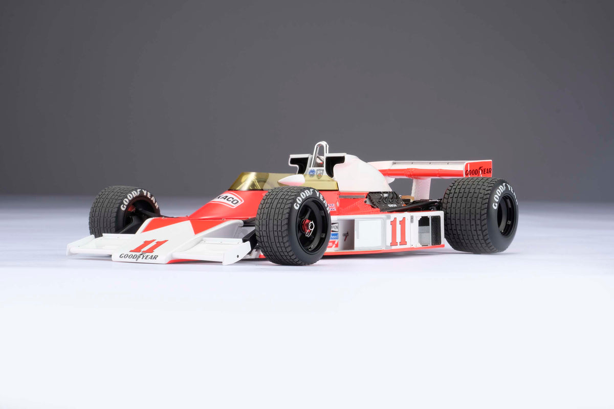 Hunt v Lauda - Ferrari 312 T2 & McLaren M23D - 1976 Japanese Grand Prix - 1:18 scale models