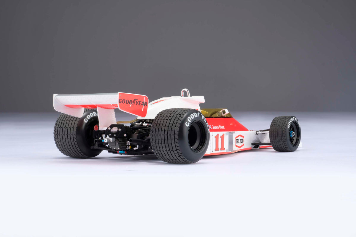 Hunt v Lauda - Ferrari 312 T2 & McLaren M23D - 1976 Japanese Grand Prix - 1:18 scale models