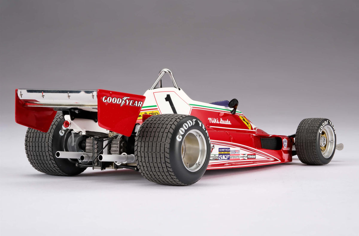 Hunt v Lauda - Ferrari 312 T2 & McLaren M23D - 1976 Japanese Grand Prix - 1:18 scale models