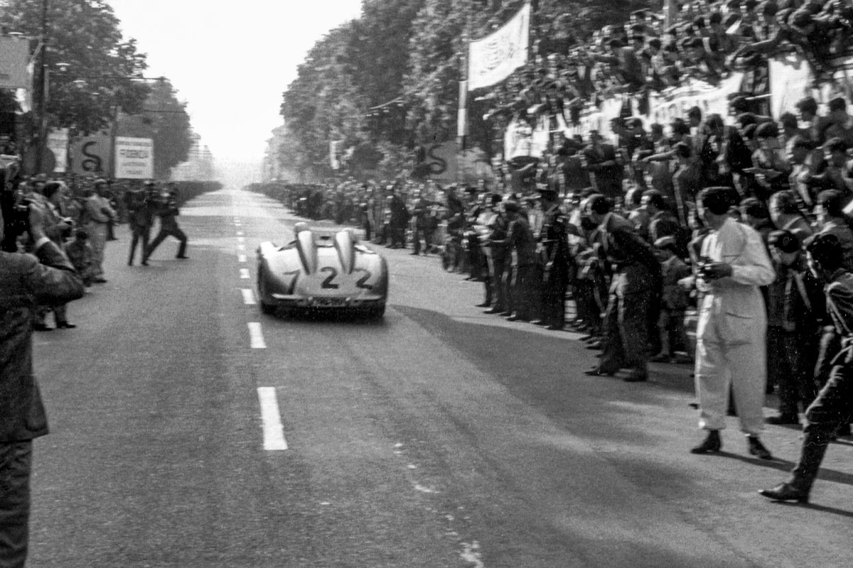Mercedes-Benz 300 SLR - n° 722 - Vainqueur de la Mille Miglia 1955 - Stirling Moss et Denis Jenkinson - Échelle 1:18