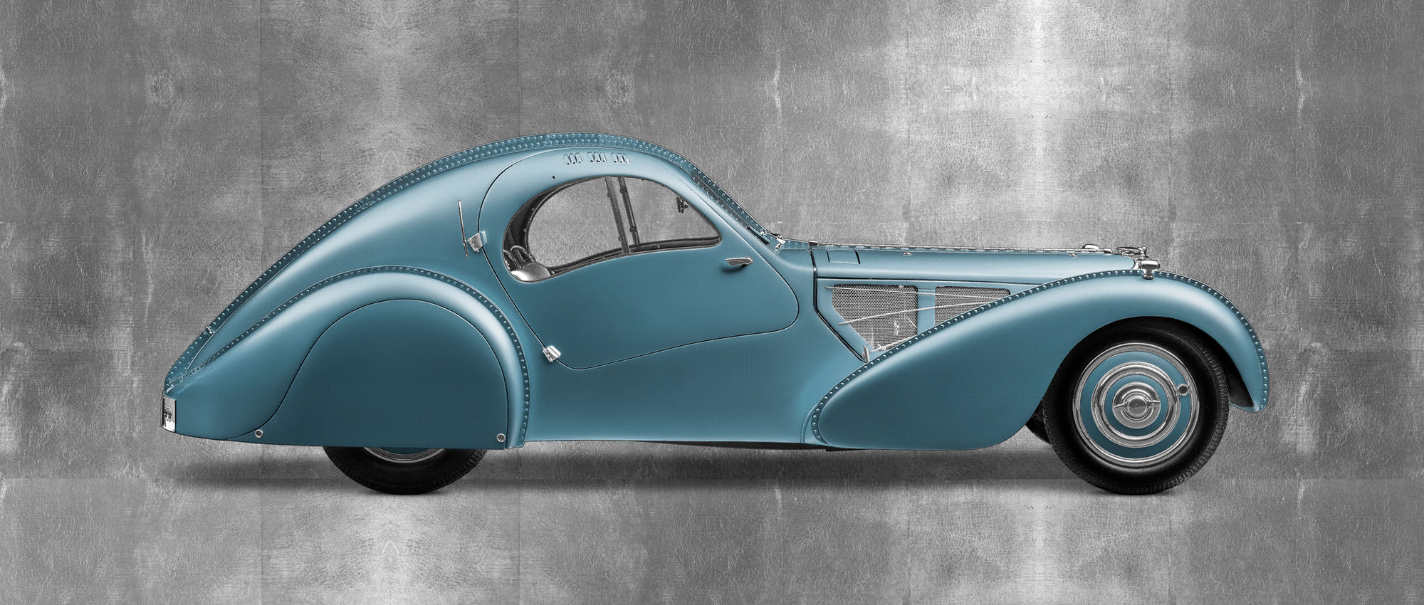BUGATTI Type 57SC Atlantic – Impresión de 85 cm sobre placa plana de media tonelada – Vista lateral con acabado en hoja de platino