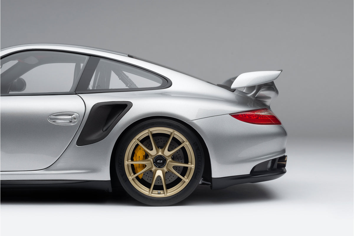 Porsche 911 GT2 RS (2010) - 1:8 scale