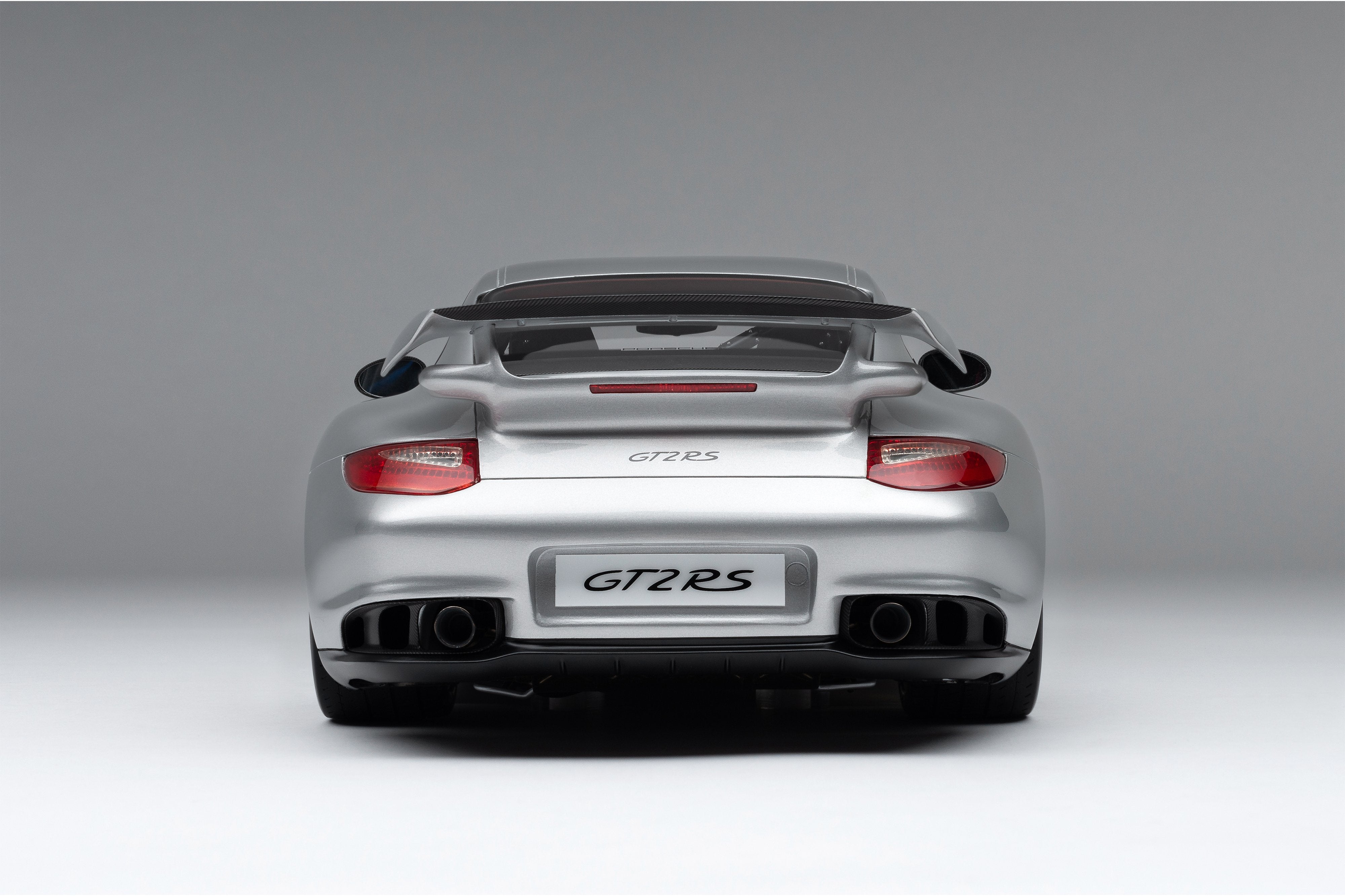 ポルシェ 911 GT2 RS（2010年） - 1/8スケール – Amalgam Collection