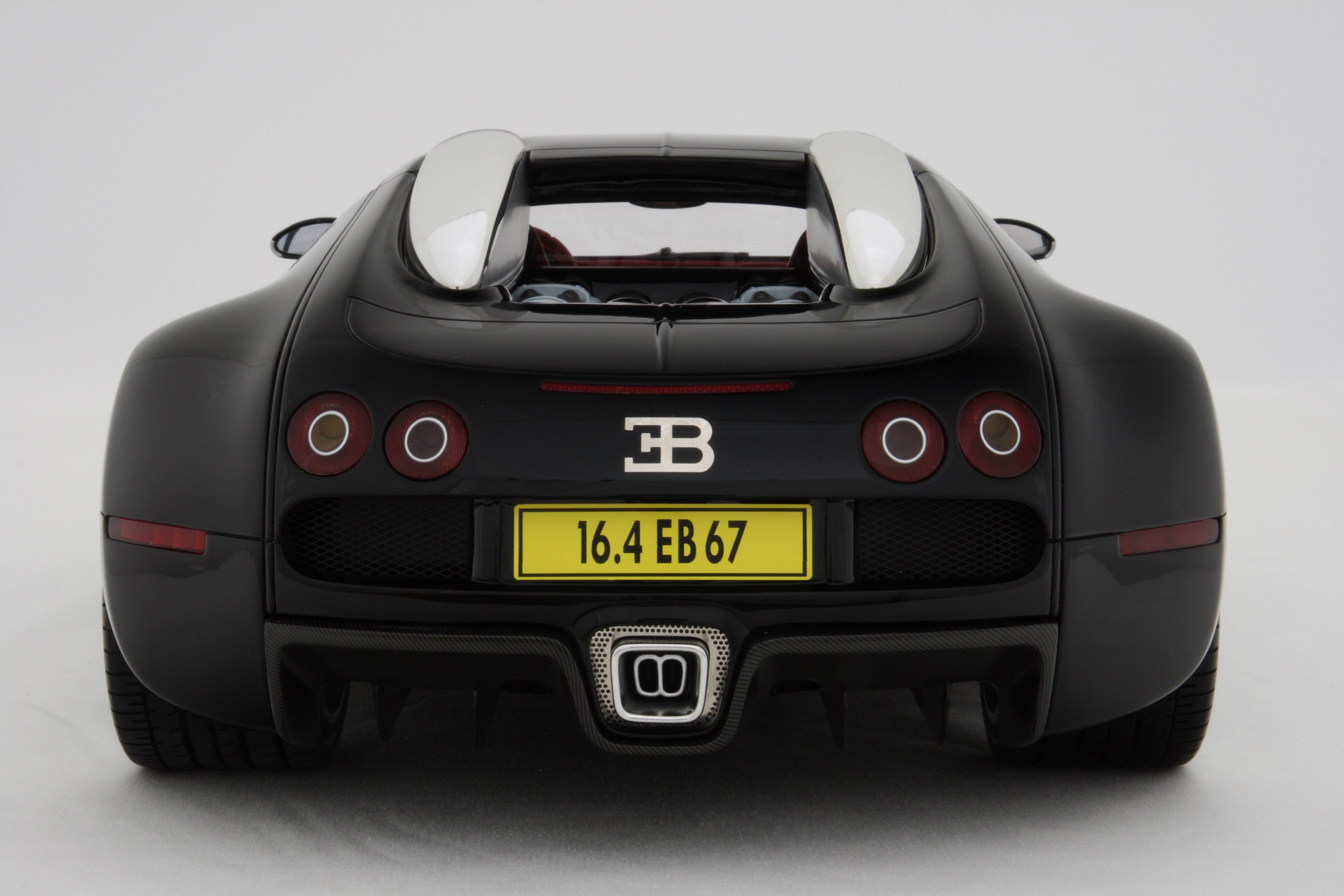 bugatti veyron black and silver