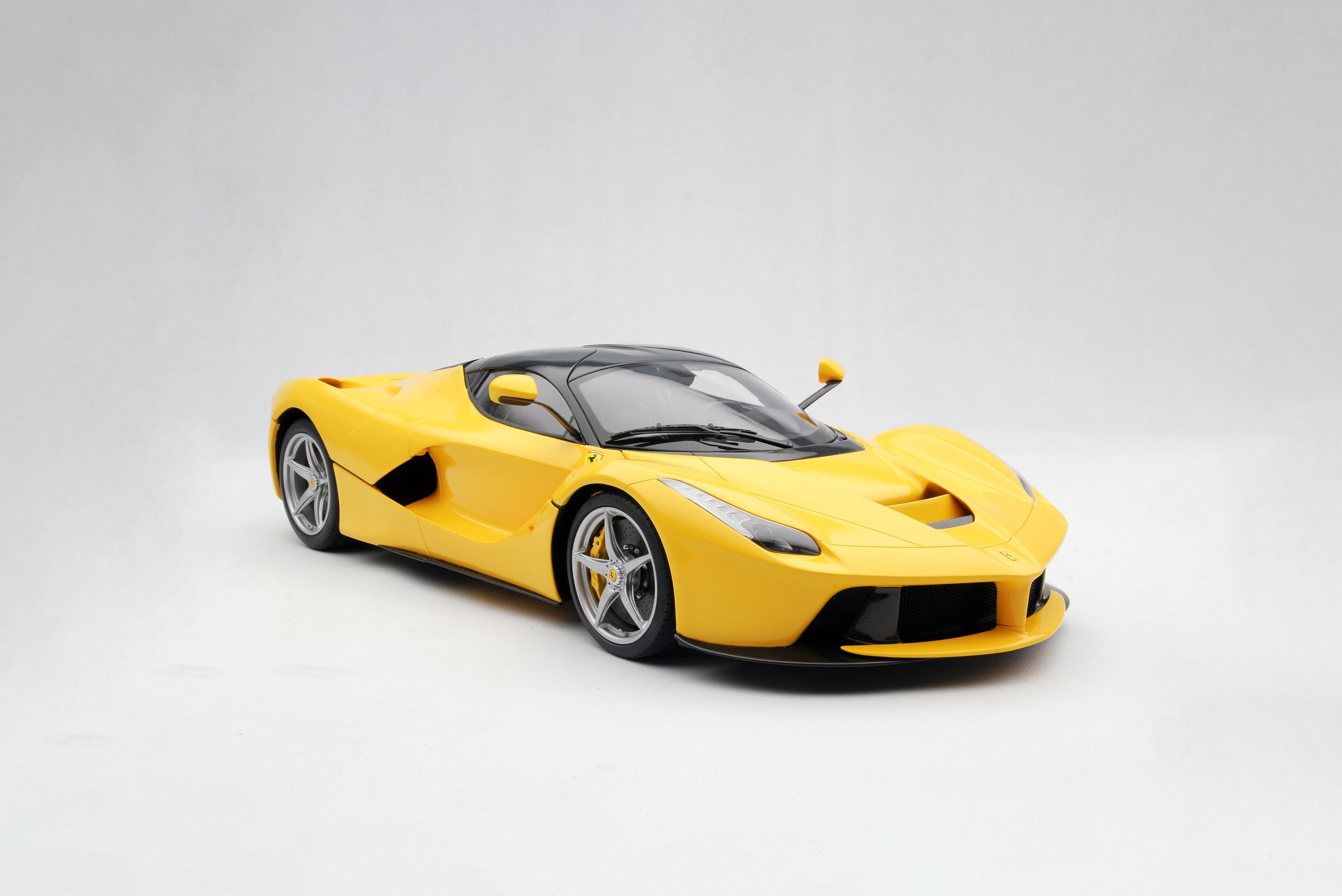 BBR Models 1:18 Ferrari LaFerrari Année 2013 jaune / noir P1867F modèle BBR Models 1:18 Ferrari LaFerrari Année 2013 jaune / noir P1867F modèle