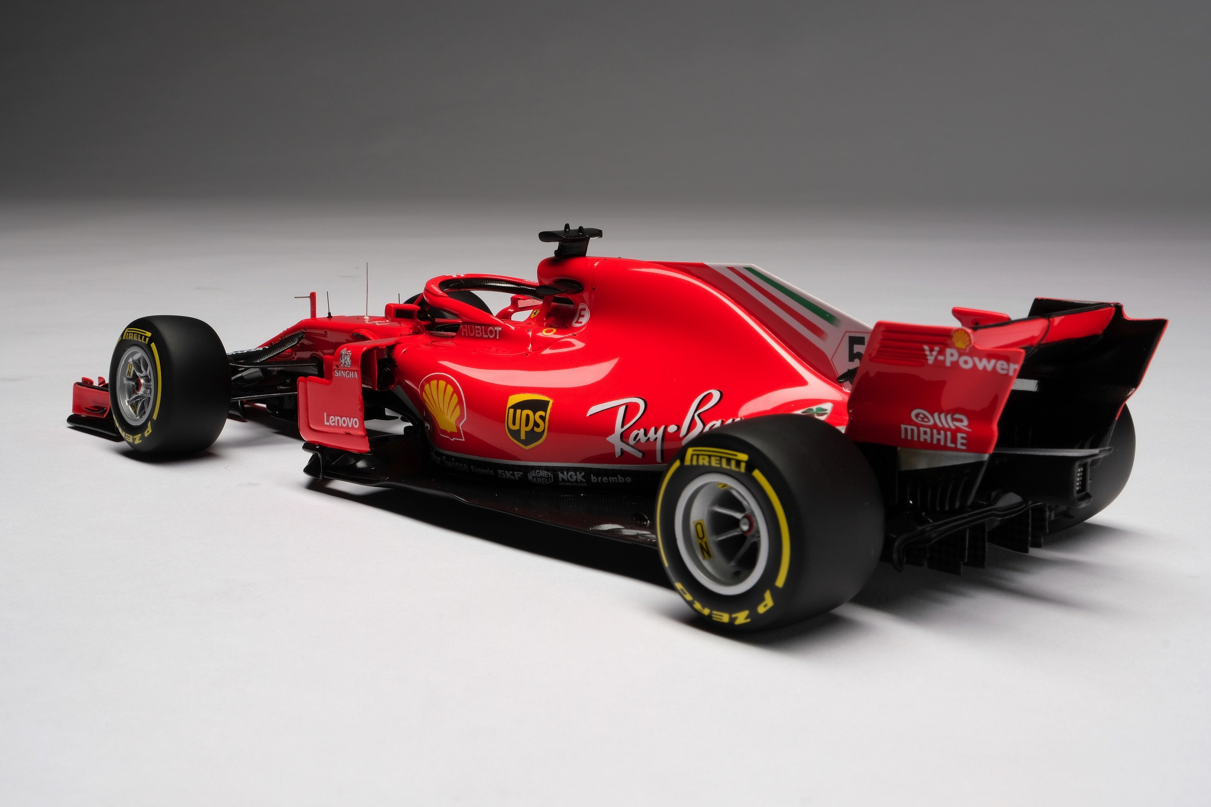 BURAGO Miniature F1 Ferrari SF71H 2018 Sebastian Vettel 1/18e pas cher BURAGO Miniature F1 Ferrari SF71H 2018 Sebastian Vettel 1/18e pas cher
