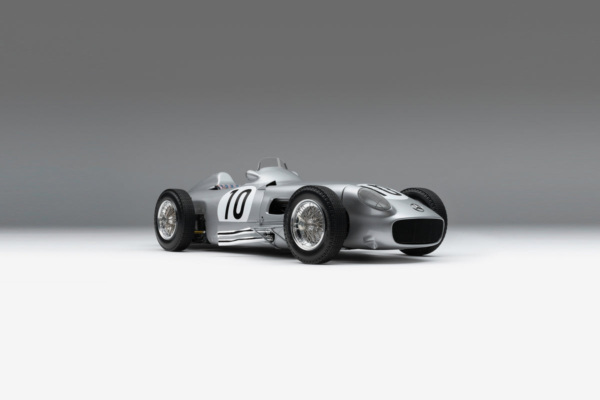 Mercedes-Benz W196 Monoposto - Grand Prix de Grande-Bretagne 1955 - Juan Manuel Fangio - Deuxième place - Modèle patiné - Échelle 1:8