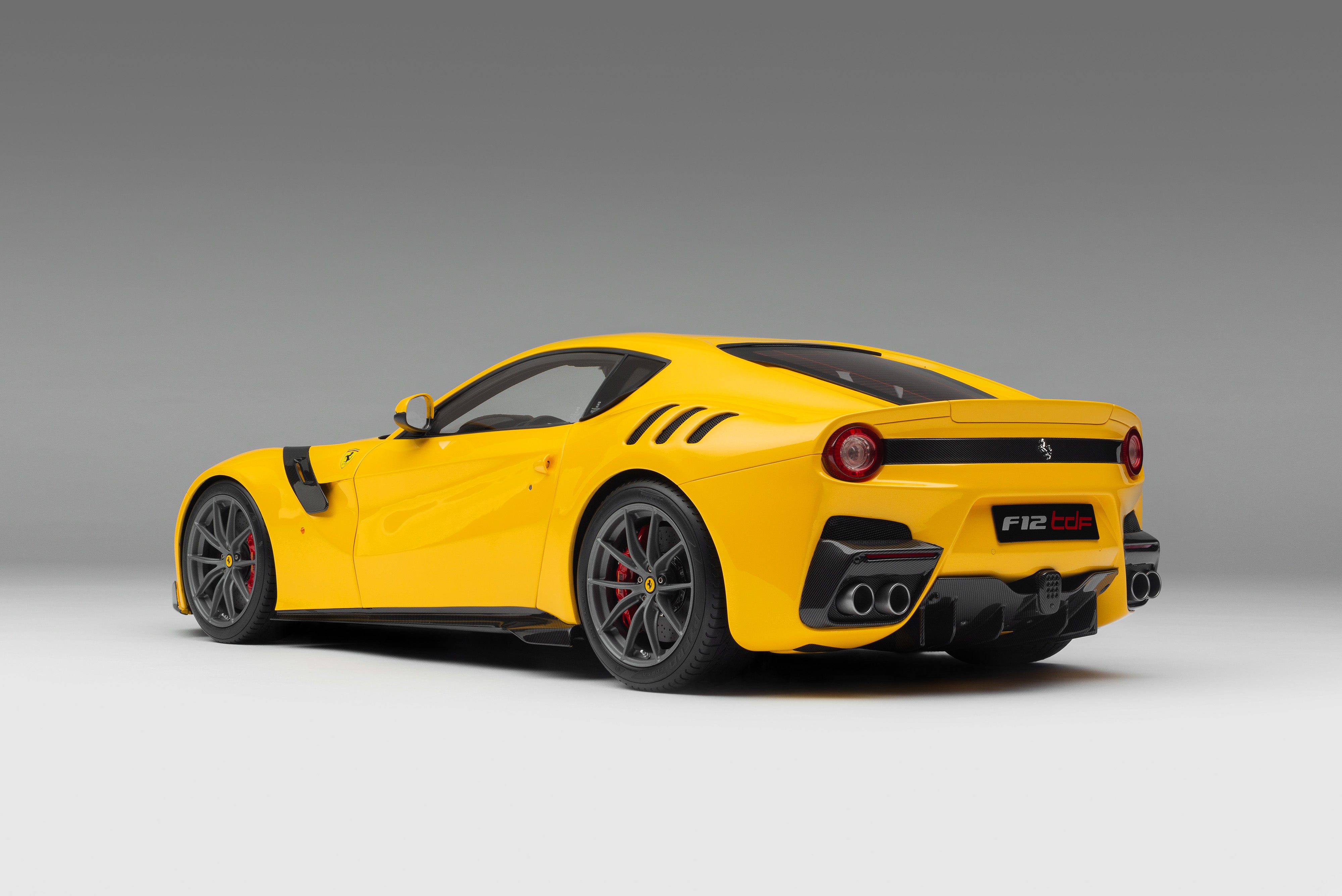 フェラーリ F12 TDF (2015) – Amalgam Collection