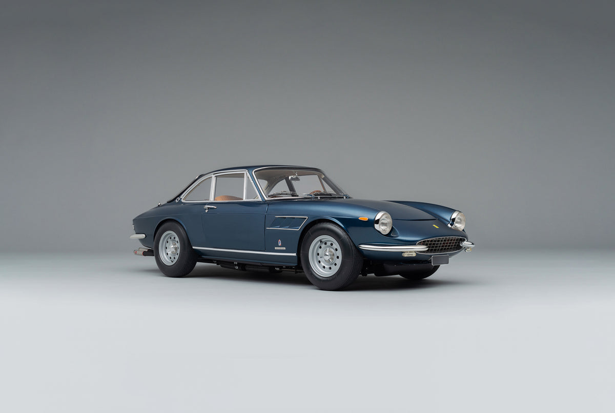 Ferrari 330 GTC (1966) - 1:8 scale