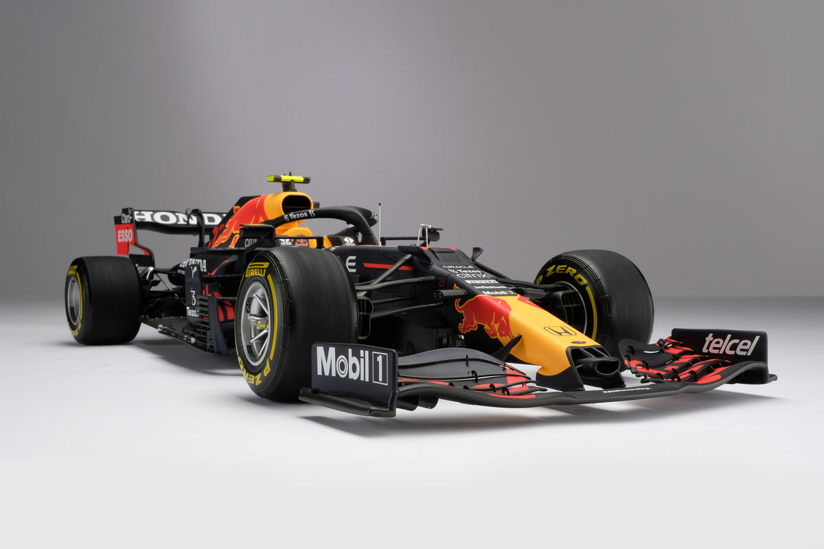Red Bull Racing Honda RB16B - Vainqueur du Grand Prix d'Azerbaïdjan 2021 - Sergio Pérez - Échelle 1:8