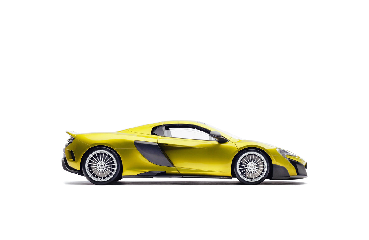 McLaren 675LT Spider (2016) - Escala 1:8