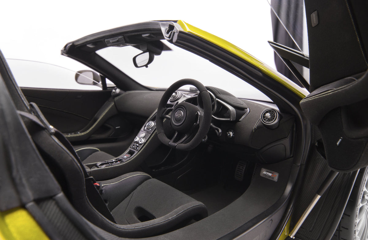McLaren 675LT Spider (2016) - Escala 1:8