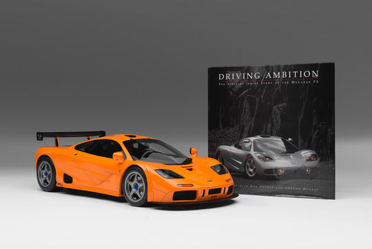 McLaren F1 LM (1995) + Gordon Murray Copia firmada de “Driving Ambition”